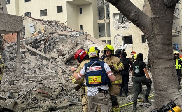 נזק כתוצאה ממטח השיגורים מאיראן (צילום: מד"א)