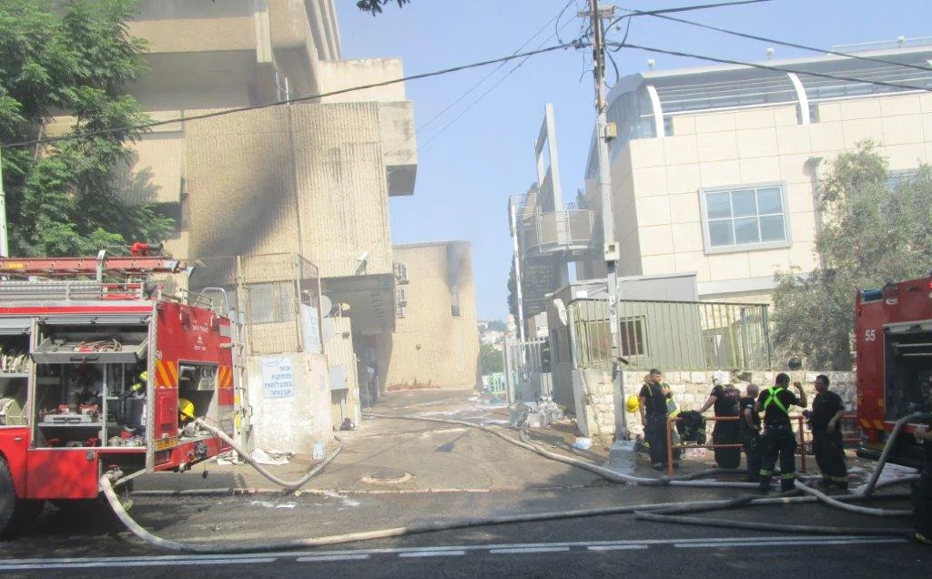 צינורות כיבוי ומי כיבוי בזירת שריפה